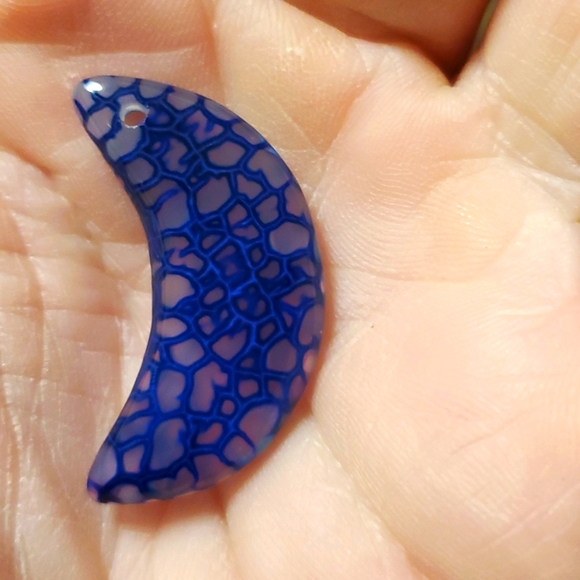 New Carved Dragon Veins Agate Crescent Moon Pendant. - Picture 12 of 12